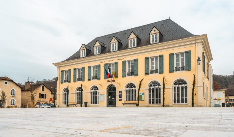 place-mairie-gan-sol-pierre