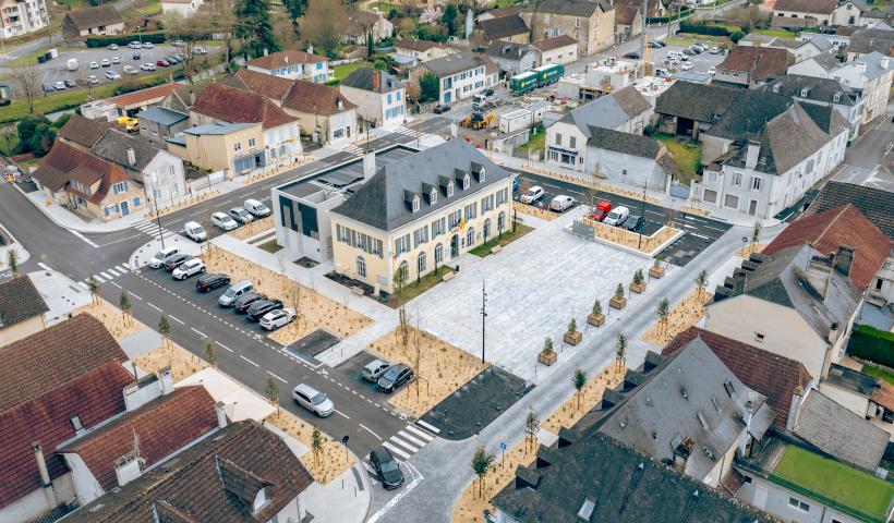 place-mairie-gan-massifs-rues